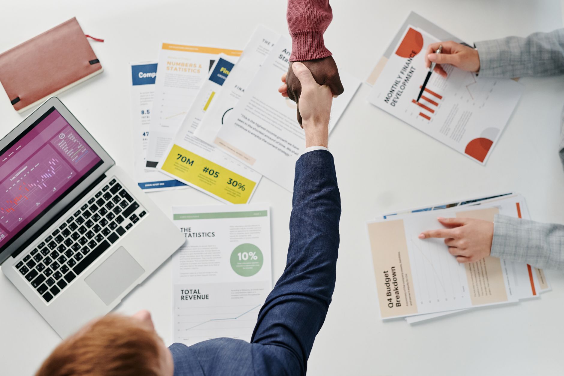 Stratégies d'acquisition pour SaaS : prioriser selon GTM et