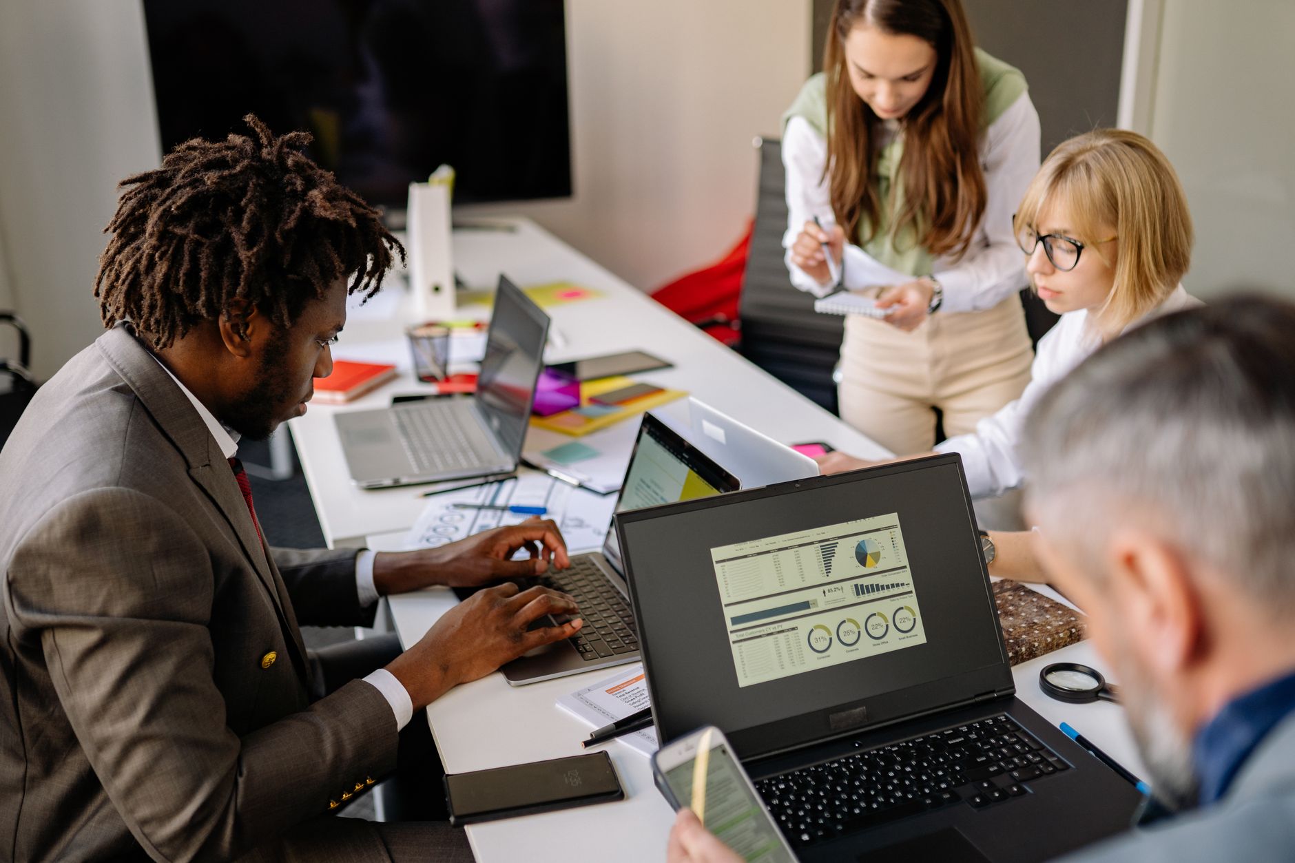 Slack ou Microsoft Teams : comparatif factuel et verdict par